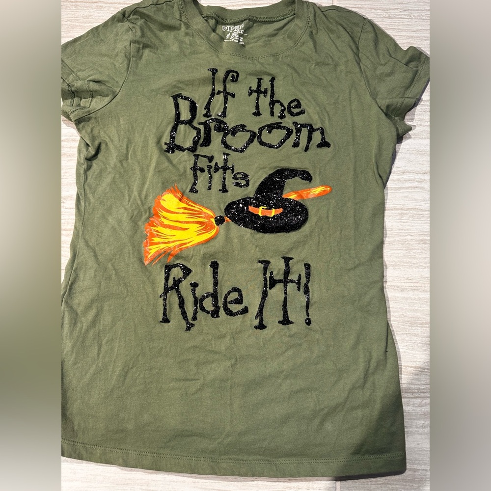 Halloween T-shirt
Sz Small ( says XL)